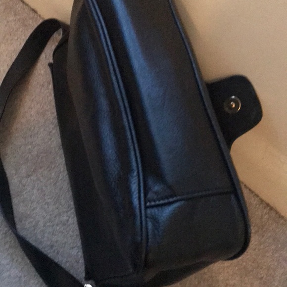 EXCELLENT CONDITION TRINA TURK BLK SHOULDER PURSE - Picture 4 of 8